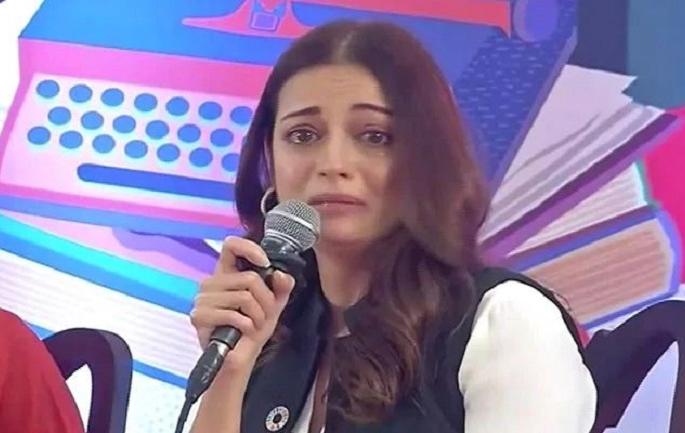dia mirza breaks down while speaking on climate emergency in jaipur literature festival | अन् स्टेजवरच ढसाढसा रडली दिया मिर्झा...! कार्यक्रमात टाळ्या आणि सोशल मीडियावर टीका dia mirza breaks down while speaking on climate emergency in jaipur literature festival | अन् स्टेजवरच ढसाढसा रडली दिया मिर्झा...! कार्यक्रमात टाळ्या आणि सोशल मीडियावर टीका
