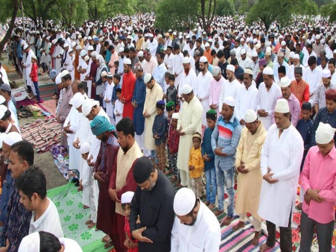 'Work selflessly by keeping humanity in the eye'; Bakari Eid in Aurangabad cheers | 'माणुसकी डोळ्यासमोर ठेवून निस्वार्थपणे काम करा'; औरंगाबादमध्ये बकरी ईद उत्साहात 'Work selflessly by keeping humanity in the eye'; Bakari Eid in Aurangabad cheers | 'माणुसकी डोळ्यासमोर ठेवून निस्वार्थपणे काम करा'; औरंगाबादमध्ये बकरी ईद उत्साहात