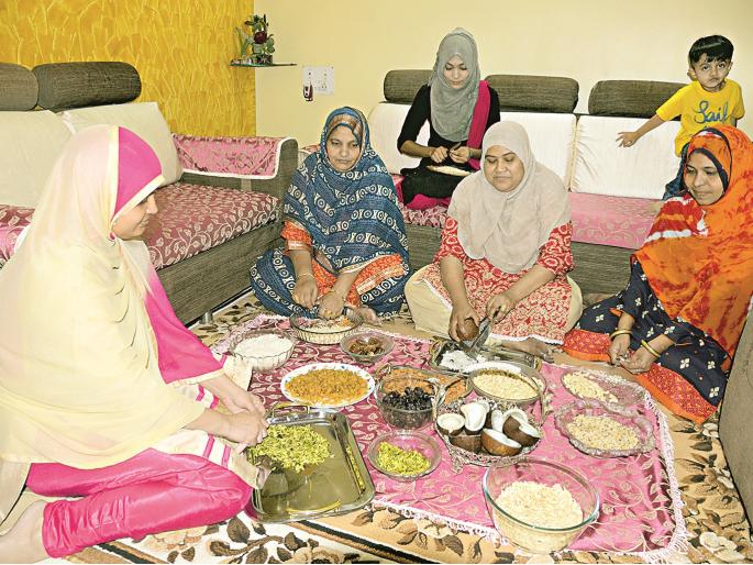 House-to-house Preparations going on for Shirkkhurma | घरोघरी सुरू झाली शिरखुर्म्याची तयारी House-to-house Preparations going on for Shirkkhurma | घरोघरी सुरू झाली शिरखुर्म्याची तयारी