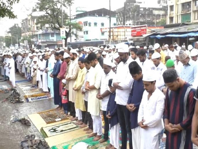 Bakri Eid Namaz recited by Muslim brothers in Bhiwandi; Excitement everywhere | भिवंडीत मुस्लिम बांधवांकडून बकरी ईदनिमित्त नमाज पठण; सर्वत्र उत्साह Bakri Eid Namaz recited by Muslim brothers in Bhiwandi; Excitement everywhere | भिवंडीत मुस्लिम बांधवांकडून बकरी ईदनिमित्त नमाज पठण; सर्वत्र उत्साह