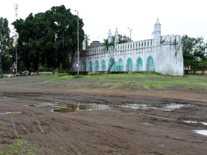 Corona impact : Shahajangi Eidgah remains vacant, people offer prayer at home | सावट कोरोनाचे : शहाजहांनी ईदगाह पडले ओस; सलग दुसऱ्या वर्षी बकरी ईदचे नमाजपठण घरातच! Corona impact : Shahajangi Eidgah remains vacant, people offer prayer at home | सावट कोरोनाचे : शहाजहांनी ईदगाह पडले ओस; सलग दुसऱ्या वर्षी बकरी ईदचे नमाजपठण घरातच!