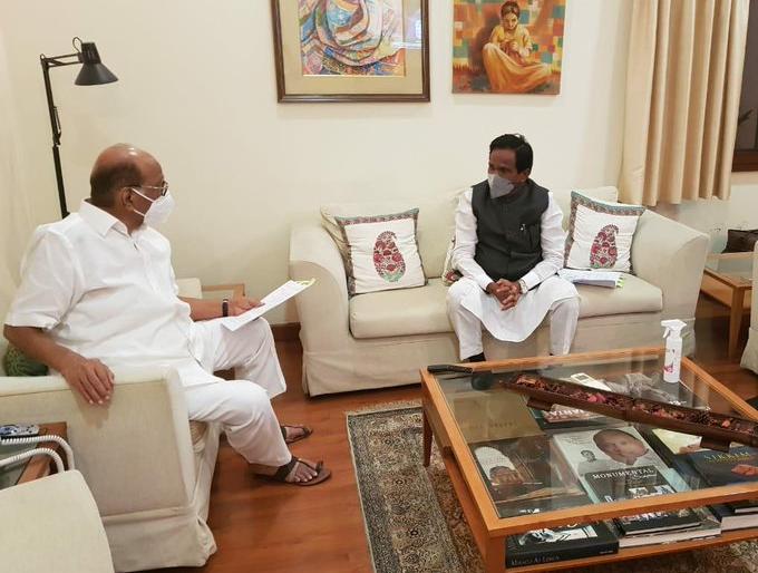 sharad Pawar- raosaheb Danve decided that onion growers will meet the Prime Minister | शरद पवार अन् दानवेंचं ठरलं, लवकरच पंतप्रधान नरेंद्र मोदींना भेटणार sharad Pawar- raosaheb Danve decided that onion growers will meet the Prime Minister | शरद पवार अन् दानवेंचं ठरलं, लवकरच पंतप्रधान नरेंद्र मोदींना भेटणार