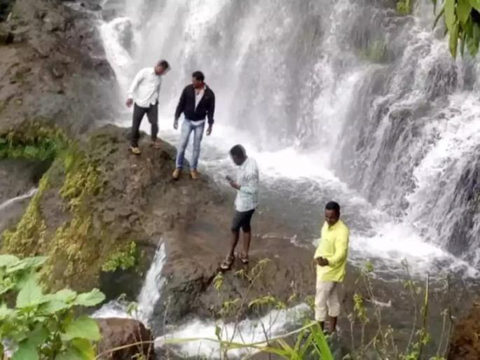 Two youths died after falling 750 feet from a cliff in a dispute between 2 groups at Satara | २ गटातील वादामध्ये कड्यावरून साडेसातशे फूट दरीत पडून दोन युवकांचा मृत्यू Two youths died after falling 750 feet from a cliff in a dispute between 2 groups at Satara | २ गटातील वादामध्ये कड्यावरून साडेसातशे फूट दरीत पडून दोन युवकांचा मृत्यू