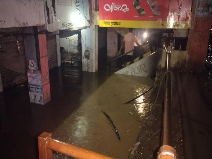 Unseasonal rain accompanied by gale force winds fell in the Eit area of Bhum taluka of Dharashiv on Thursday night | अवकाळी धो-धो, दुकानांमध्ये घुसले पाणी! व्यापाऱ्यांचे लाखो रुपयांचे झाले नुकसान Unseasonal rain accompanied by gale force winds fell in the Eit area of Bhum taluka of Dharashiv on Thursday night | अवकाळी धो-धो, दुकानांमध्ये घुसले पाणी! व्यापाऱ्यांचे लाखो रुपयांचे झाले नुकसान