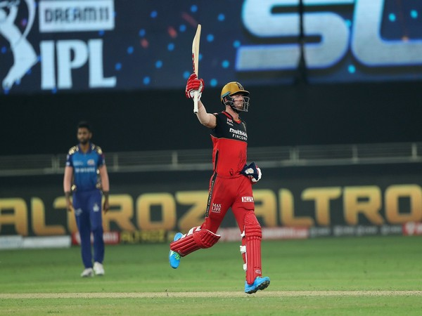 RCB's double century due to AB de Villiers' shot | एबी डीव्हिलियर्सच्या फटकेबाजीमुळे आरसीबीची द्विशतकी मजल