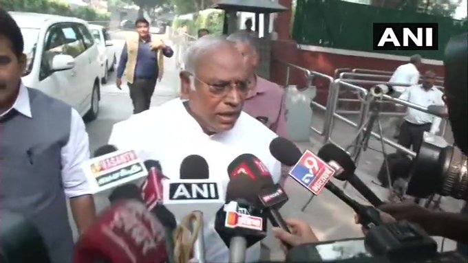 Maharashtra Election 2019: Congress executive meeting ends; Will Shiv Sena get 'Support' of Congress? | महाराष्ट्र निवडणूक २०१९: काँग्रेस कार्यकारणीची बैठक संपली; शिवसेनेला मिळणार काँग्रेसचा 'हात'? Maharashtra Election 2019: Congress executive meeting ends; Will Shiv Sena get 'Support' of Congress? | महाराष्ट्र निवडणूक २०१९: काँग्रेस कार्यकारणीची बैठक संपली; शिवसेनेला मिळणार काँग्रेसचा 'हात'?