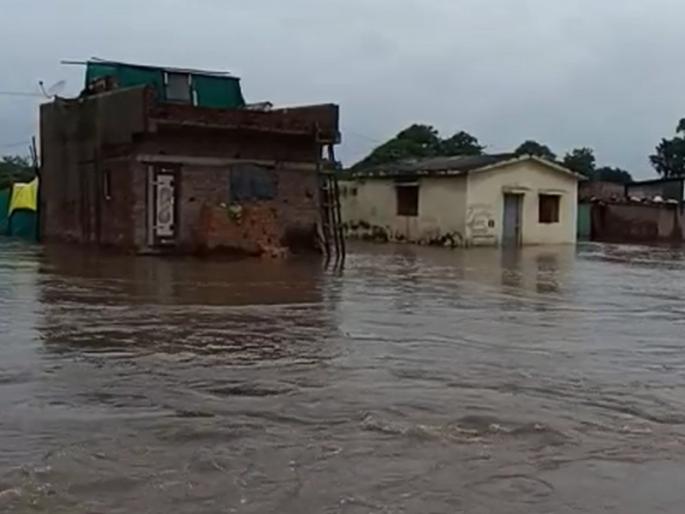 Floodwaters engulf homes; Evacuation of residents of Sayakheda Godakath | पुराच्या पाण्याने घरांना घातला वेढा; सायखेडा गोदाकाठतील रहिवाशांचे सुरक्षितस्थळी स्थलांतर Floodwaters engulf homes; Evacuation of residents of Sayakheda Godakath | पुराच्या पाण्याने घरांना घातला वेढा; सायखेडा गोदाकाठतील रहिवाशांचे सुरक्षितस्थळी स्थलांतर