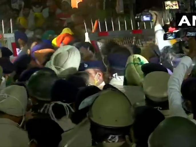 Police lathi-charge & use water cannons to disperse Akali Dal workers during Kisan March | पंजाबमध्ये शेतकरी मोर्चावर पोलिसांचा लाठीचार्ज, हरसिमरत कौर, सुखबीर सिंग बादल यांना अटक Police lathi-charge & use water cannons to disperse Akali Dal workers during Kisan March | पंजाबमध्ये शेतकरी मोर्चावर पोलिसांचा लाठीचार्ज, हरसिमरत कौर, सुखबीर सिंग बादल यांना अटक