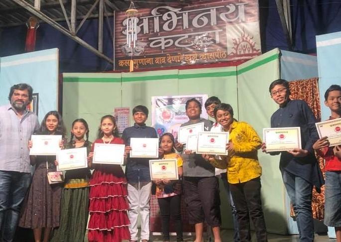 Rangalee silence on the acting lines in Thane continues | ठाण्यातील अभिनय कट्ट्यावर रंगली शांतता गडबड चालू आहे Rangalee silence on the acting lines in Thane continues | ठाण्यातील अभिनय कट्ट्यावर रंगली शांतता गडबड चालू आहे