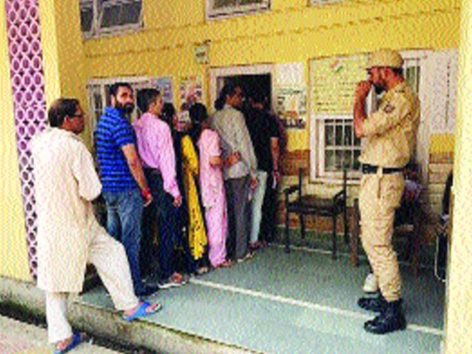 Lok Sabha Election 2019: Voting centers in Anantnag constituency are vacant | Lok Sabha Election 2019 : अनंतनाग मतदारसंघामधील मतदान केंद्रे रिकामी