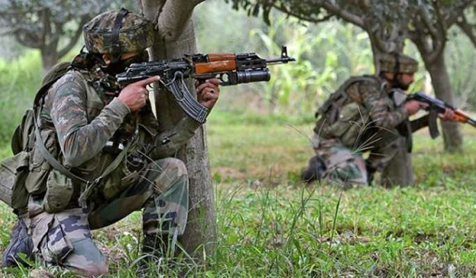 Terrorist attack martyred a policeman, one killed in jammu and kashmir anantnag | काश्मीरमध्ये दहशतवाद्यांच्या हल्ल्यात पोलीस जवान शहीद, एका आतंकवाद्याचा खात्मा Terrorist attack martyred a policeman, one killed in jammu and kashmir anantnag | काश्मीरमध्ये दहशतवाद्यांच्या हल्ल्यात पोलीस जवान शहीद, एका आतंकवाद्याचा खात्मा