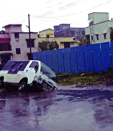 Wada-Bhiwandi road collapse, accidents increased | वाडा-भिवंडी रस्ता खचला, अपघातांत वाढ Wada-Bhiwandi road collapse, accidents increased | वाडा-भिवंडी रस्ता खचला, अपघातांत वाढ