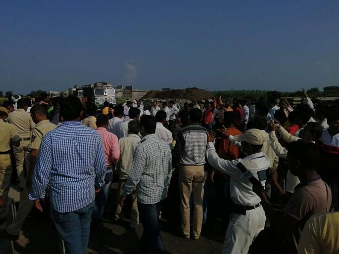 Suicide attempt by Khadse supporters poured kerosene in muktainagar | खडसे समर्थकांकडून आत्महत्येचा प्रयत्न, अंगावर रॉकेलच ओतून घेतले Suicide attempt by Khadse supporters poured kerosene in muktainagar | खडसे समर्थकांकडून आत्महत्येचा प्रयत्न, अंगावर रॉकेलच ओतून घेतले