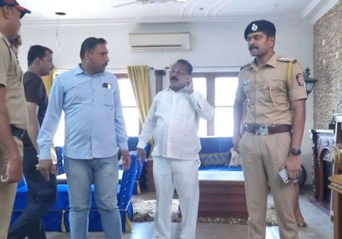 theft at ncp leader eknath khadse bungalow in jalgaon | एकनाथ खडसेंच्या जळगावातील बंगल्यात चोरी; किती मुद्देमाल चोरून नेला? theft at ncp leader eknath khadse bungalow in jalgaon | एकनाथ खडसेंच्या जळगावातील बंगल्यात चोरी; किती मुद्देमाल चोरून नेला?