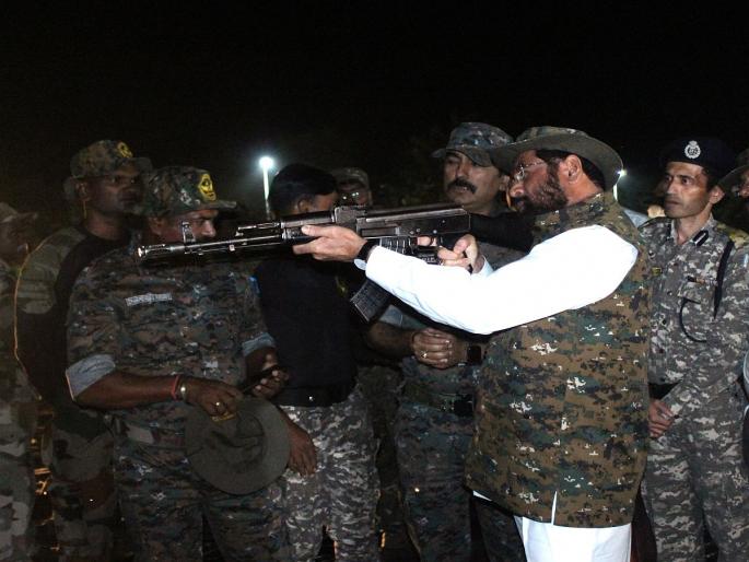 Nagpur: 'Ambush' in the cave of Naxalites, trembling of the soul and the beat of the Chief Minister | Nagpur: नक्षल्यांच्या गुहेतील 'अँबूश', जिवाचा थरकाप अन् मुख्यमंत्र्यांची काैतुकाची थाप Nagpur: 'Ambush' in the cave of Naxalites, trembling of the soul and the beat of the Chief Minister | Nagpur: नक्षल्यांच्या गुहेतील 'अँबूश', जिवाचा थरकाप अन् मुख्यमंत्र्यांची काैतुकाची थाप