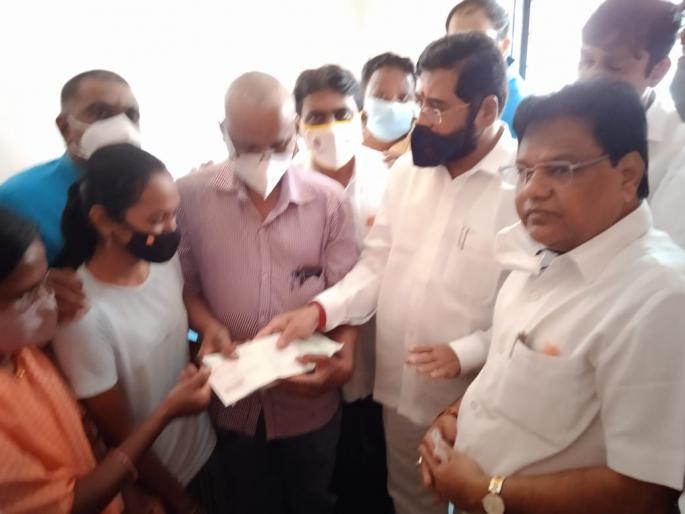 Shivsena help Rs 10 lakh to Swapnil Lonakar's family; Visited by Eknath Shinde | स्वप्नील लोणकरच्या कुटुंबियांना शिवसेनेकडून १० लाखांची मदत सुपूर्त; एकनाथ शिंदेंनी घेतली भेट  Shivsena help Rs 10 lakh to Swapnil Lonakar's family; Visited by Eknath Shinde | स्वप्नील लोणकरच्या कुटुंबियांना शिवसेनेकडून १० लाखांची मदत सुपूर्त; एकनाथ शिंदेंनी घेतली भेट