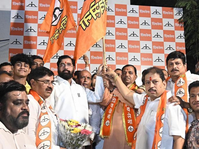 A blow to the uddhav Thackeray group before the Mumbai Municipal Corporation elections; Former mayor Datta Dalvi who abused Eknath Shinde joins Shinde's Shiv Sena | ठाकरे गटाला धक्का देण्यासाठी एकनाथ शिंदेंची खेळी; शिवीगाळ करणाऱ्या दत्ता दळवींचा शिवसेनेत प्रवेश A blow to the uddhav Thackeray group before the Mumbai Municipal Corporation elections; Former mayor Datta Dalvi who abused Eknath Shinde joins Shinde's Shiv Sena | ठाकरे गटाला धक्का देण्यासाठी एकनाथ शिंदेंची खेळी; शिवीगाळ करणाऱ्या दत्ता दळवींचा शिवसेनेत प्रवेश
