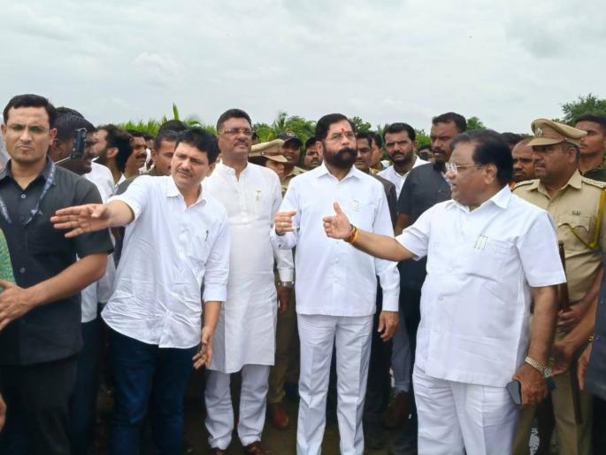 deputy cm eknath shinde visited dharashiv and inspected the huge damage caused to farmers and agriculture due to heavy rains | “बॅगवरचा फोटो कसला पाहता, मदत पाहा”; एकनाथ शिंदे शेतकऱ्यांच्या बांधावर, केली नुकसानीची पाहणी deputy cm eknath shinde visited dharashiv and inspected the huge damage caused to farmers and agriculture due to heavy rains | “बॅगवरचा फोटो कसला पाहता, मदत पाहा”; एकनाथ शिंदे शेतकऱ्यांच्या बांधावर, केली नुकसानीची पाहणी