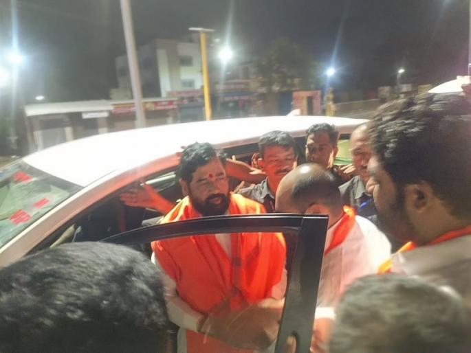 Sudden meeting of Chief Minister Shinde, a pleasant shock to the workers | Pune: मुख्यमंत्री एकनाथ शिंदे यांची अचानक भेट, कार्यकर्त्यांना सुखद धक्का Sudden meeting of Chief Minister Shinde, a pleasant shock to the workers | Pune: मुख्यमंत्री एकनाथ शिंदे यांची अचानक भेट, कार्यकर्त्यांना सुखद धक्का