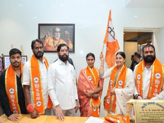 uddhav sena gets a big shock eknath shinde returns from delhi 4 thackeray corporators join the shiv sena party know what exactly happened | उद्धवसेनेला धक्का, शिंदे दिल्लीतून परतले, ठाकरेंचे ४ नगरसेवक पक्षात घेतले, नेमके काय घडले? uddhav sena gets a big shock eknath shinde returns from delhi 4 thackeray corporators join the shiv sena party know what exactly happened | उद्धवसेनेला धक्का, शिंदे दिल्लीतून परतले, ठाकरेंचे ४ नगरसेवक पक्षात घेतले, नेमके काय घडले?
