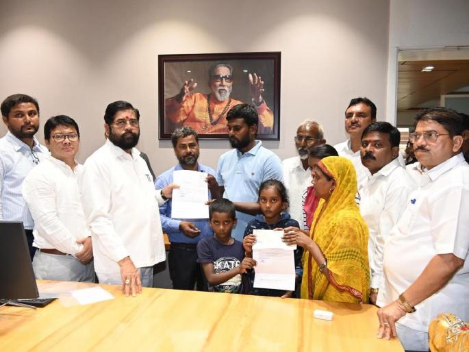 50 lakhs to the family of laborer Check handed over by Chief Minister eknath shinde | 'त्या' मजुराच्या कुटुंबाला ५० लाख; मुख्यमंत्र्यांच्या हस्ते धनादेश सुपुर्द