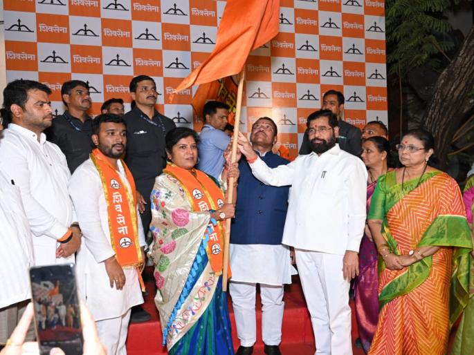 Uddhav Thackeray party loses ground in Pune District Sanghtika Sulabha Ubale joins eknath shinde party | पुण्यात ठाकरे गटाला गळती; जिल्हा संघटिका सुलभा उबाळे यांचा शिंदेसेनेत प्रवेश Uddhav Thackeray party loses ground in Pune District Sanghtika Sulabha Ubale joins eknath shinde party | पुण्यात ठाकरे गटाला गळती; जिल्हा संघटिका सुलभा उबाळे यांचा शिंदेसेनेत प्रवेश