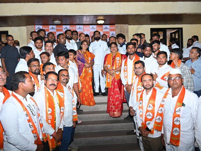 ncp sharad pawar group and uddhav thackeray group big setback many office bearers resign and join shiv sena shinde group | शरद पवार गट, उद्धवसेनेला मोठा धक्का; अनेक पदाधिकाऱ्यांचा रामराम, शिवसेनेत पक्षप्रवेश ncp sharad pawar group and uddhav thackeray group big setback many office bearers resign and join shiv sena shinde group | शरद पवार गट, उद्धवसेनेला मोठा धक्का; अनेक पदाधिकाऱ्यांचा रामराम, शिवसेनेत पक्षप्रवेश