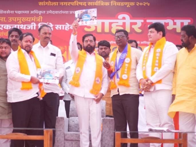 Two MLAs of Sharad Pawar on Eknath Shinde's platform, presence sparked heated discussion | एकनाथ शिंदेंच्या व्यासपीठावर शरद पवारांचे दोन आमदार, उपस्थितीची रंगली चर्चा Two MLAs of Sharad Pawar on Eknath Shinde's platform, presence sparked heated discussion | एकनाथ शिंदेंच्या व्यासपीठावर शरद पवारांचे दोन आमदार, उपस्थितीची रंगली चर्चा