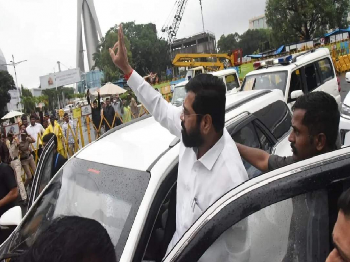 Traffic jam during Chief Minister's convoy; Officer fined Rs 100 | मुख्यमंत्र्याच्या ताफ्यादरम्यान वाहतूक कोंडी; अधिकाऱ्याला १०० रुपयांचा दंड Traffic jam during Chief Minister's convoy; Officer fined Rs 100 | मुख्यमंत्र्याच्या ताफ्यादरम्यान वाहतूक कोंडी; अधिकाऱ्याला १०० रुपयांचा दंड