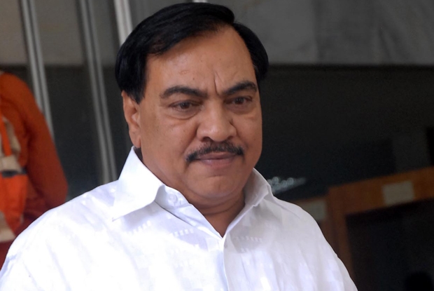 With your blessings, we are safe, Eknath Khadse's car crashed | एकनाथ खडसेंच्या गाडीला अपघात, नाथाभाऊंनी कार्यकर्त्यांसाठी केलं ट्विट With your blessings, we are safe, Eknath Khadse's car crashed | एकनाथ खडसेंच्या गाडीला अपघात, नाथाभाऊंनी कार्यकर्त्यांसाठी केलं ट्विट