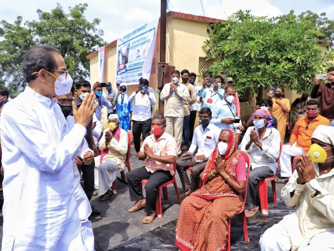 Chief Minister Uddhav Thackeray gave only Rs 3,800, the farmers in solapur | आभाळ फाटलं, लाखोंचं नुकसान झालं अन् मुख्यमंत्र्यांनी दिले फक्त ३ हजार ८०० रुपये, शेतकरी संतप्त Chief Minister Uddhav Thackeray gave only Rs 3,800, the farmers in solapur | आभाळ फाटलं, लाखोंचं नुकसान झालं अन् मुख्यमंत्र्यांनी दिले फक्त ३ हजार ८०० रुपये, शेतकरी संतप्त