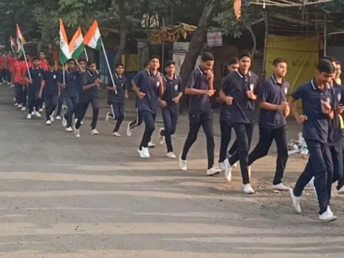 Youth ran on Unity Day; Young women took the oath of unity! | एकता दिनी युवक धावले; युवतींनी घेतली एकात्मतेची शपथ!  Youth ran on Unity Day; Young women took the oath of unity! | एकता दिनी युवक धावले; युवतींनी घेतली एकात्मतेची शपथ!