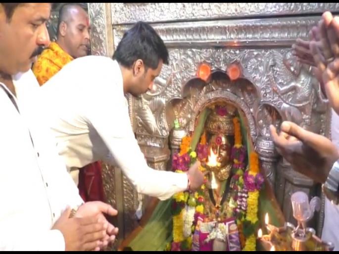 Partha Pawar took a darshan of Ekvira Devi at Carla Fort | पार्थ पवारांनी घेतले कार्ला गडावरील एकविरा देवीचे दर्शन Partha Pawar took a darshan of Ekvira Devi at Carla Fort | पार्थ पवारांनी घेतले कार्ला गडावरील एकविरा देवीचे दर्शन
