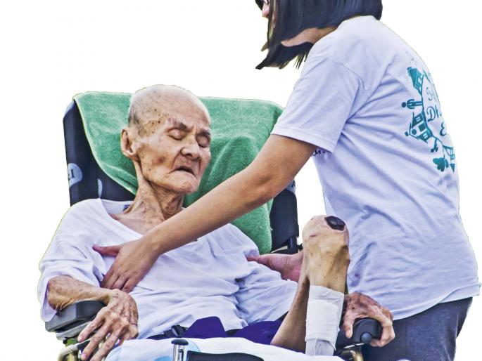 emerging careers in India- elder or senior care, new job opportunity | एकाकी आजी-आजोबांची काळजी हेच करिअर होऊ शकतं!- खरं नाही वाटत? emerging careers in India- elder or senior care, new job opportunity | एकाकी आजी-आजोबांची काळजी हेच करिअर होऊ शकतं!- खरं नाही वाटत?