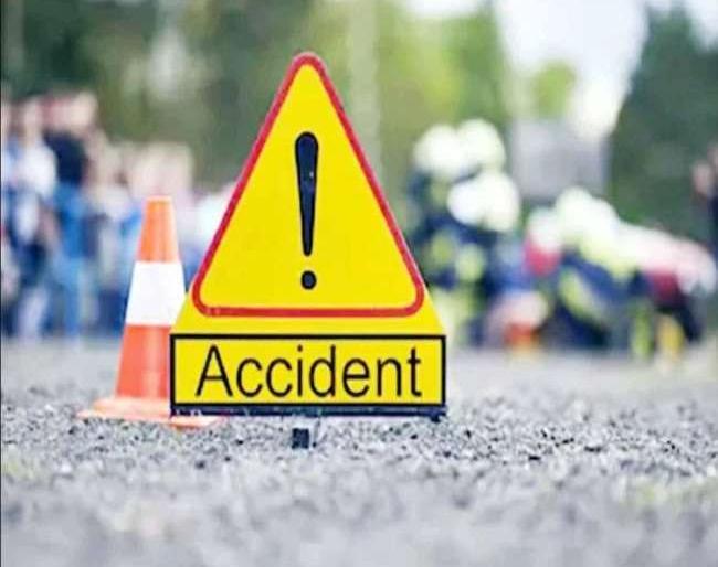 Elderly seriously injured in car collision | कारच्या धडकेत वृद्ध गंभीर जखमी Elderly seriously injured in car collision | कारच्या धडकेत वृद्ध गंभीर जखमी
