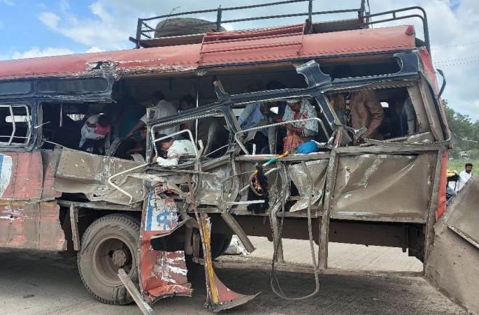 Elderly woman killed, 26 injured in truck collision | ट्रकची बसला धडक, वृद्ध महिला ठार, २६ जखमी Elderly woman killed, 26 injured in truck collision | ट्रकची बसला धडक, वृद्ध महिला ठार, २६ जखमी
