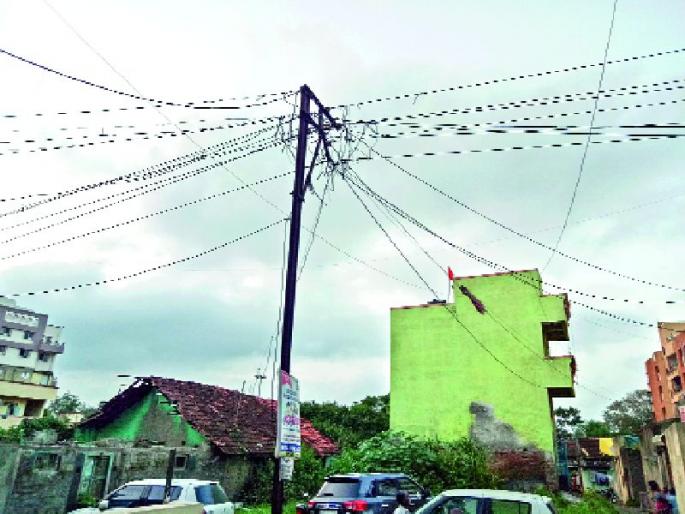 The risk of bulk power consumers, the neglect of the Mahavitaran Company and the municipal administration | लोंबकळत्या वीजतारांचा धोका, महावितरण कंपनी व महापालिका प्रशासनाचे दुर्लक्ष The risk of bulk power consumers, the neglect of the Mahavitaran Company and the municipal administration | लोंबकळत्या वीजतारांचा धोका, महावितरण कंपनी व महापालिका प्रशासनाचे दुर्लक्ष