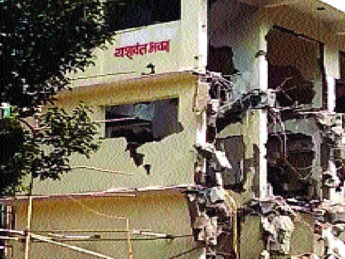  Unauthorized construction broke out due to lack of entry into the BJP, warning to opponents | भाजपात प्रवेश न केल्याने अनधिकृत बांधकाम तोडले, विरोधकांना इशारा