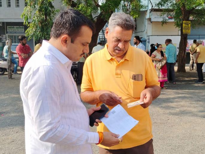 name in the voter list is the same but the last name is different, the two who came in the queue in the morning missed the vote ahmednagar lok sabha voting | मतदारयादीत नाव त्यांचेच पण आडनाव दुसऱ्याचे; सकाळीच रांगेत आलेले पती-पत्नी मतदानाला मुकले name in the voter list is the same but the last name is different, the two who came in the queue in the morning missed the vote ahmednagar lok sabha voting | मतदारयादीत नाव त्यांचेच पण आडनाव दुसऱ्याचे; सकाळीच रांगेत आलेले पती-पत्नी मतदानाला मुकले