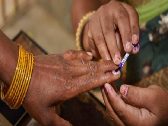 There should be at least one clean toilet for women Read the problems read by 'she' in the village | महिलांसाठी किमान एकतरी स्वच्छ असलेले प्रसाधनगृह असावे; कसब्यातील ‘ती’ ने वाचला समस्यांचा पाढा There should be at least one clean toilet for women Read the problems read by 'she' in the village | महिलांसाठी किमान एकतरी स्वच्छ असलेले प्रसाधनगृह असावे; कसब्यातील ‘ती’ ने वाचला समस्यांचा पाढा