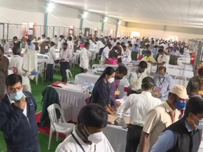 Legislative Council Election: All District Collectors of Marathwada in Aurangabad for counting of votes of graduates | विधानपरिषद निवडणूक : पदवीधरच्या मतमोजणीसाठी मराठवाड्यातील सर्व जिल्हाधिकारी औरंगाबादेत Legislative Council Election: All District Collectors of Marathwada in Aurangabad for counting of votes of graduates | विधानपरिषद निवडणूक : पदवीधरच्या मतमोजणीसाठी मराठवाड्यातील सर्व जिल्हाधिकारी औरंगाबादेत