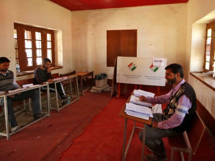 Graduate Constituency Election: 'Corona' Increases Polling Stations | पदवीधर मतदारसंघ निवडणूक : ‘कोरोना’मुळे वाढले मतदान केंद्र Graduate Constituency Election: 'Corona' Increases Polling Stations | पदवीधर मतदारसंघ निवडणूक : ‘कोरोना’मुळे वाढले मतदान केंद्र