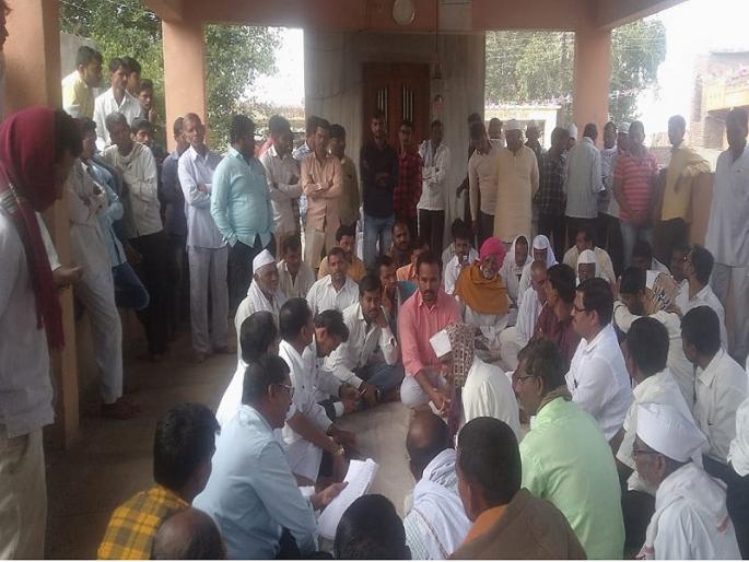 As the road is not being repaired, boycott on the parliamentary elections; Saundana,wakadi villagers decision | रस्त्याची दुरुस्ती होत नसल्याने सौंदाना, वाकडी ग्रामस्थांचा लोकसभा निवडणुकीवर बहिष्कार As the road is not being repaired, boycott on the parliamentary elections; Saundana,wakadi villagers decision | रस्त्याची दुरुस्ती होत नसल्याने सौंदाना, वाकडी ग्रामस्थांचा लोकसभा निवडणुकीवर बहिष्कार