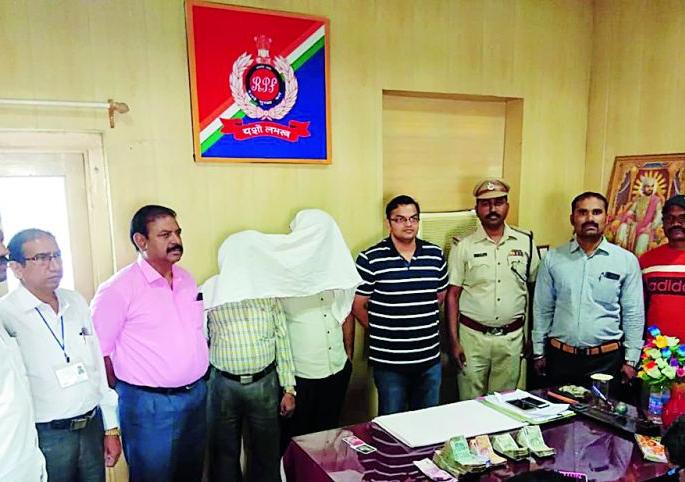 1.66 lakhs caught in Maharashtra Express | महाराष्ट्र एक्स्प्रेसमध्ये पकडले १.६६ लाख रुपये 1.66 lakhs caught in Maharashtra Express | महाराष्ट्र एक्स्प्रेसमध्ये पकडले १.६६ लाख रुपये