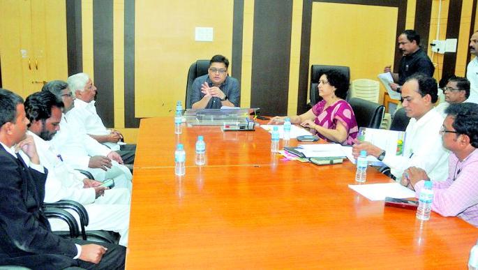 Political parties should obey the model code of conduct | Maharashtra Assembly Election 2019 : राजकीय पक्षांनी आदर्श आचारसंहिता पाळावी : जिल्हाधिकाऱ्यांचे आवाहन Political parties should obey the model code of conduct | Maharashtra Assembly Election 2019 : राजकीय पक्षांनी आदर्श आचारसंहिता पाळावी : जिल्हाधिकाऱ्यांचे आवाहन