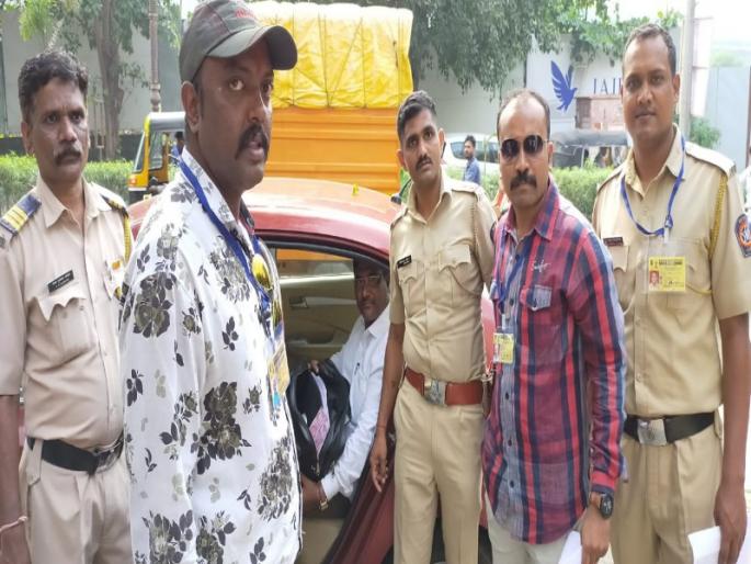 Election Commission caught five lakh cash at Gangadham Chowk in Pune | पुण्यातील गंगाधाम चौकात निवडणुक आयोगाने पकडली पाच लाखांची रोकड Election Commission caught five lakh cash at Gangadham Chowk in Pune | पुण्यातील गंगाधाम चौकात निवडणुक आयोगाने पकडली पाच लाखांची रोकड