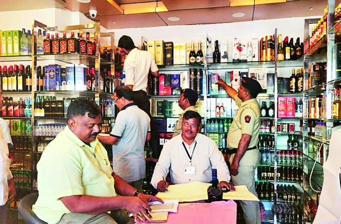 Election expenses Inspector inspects liquor shops in Nagpur | नागपुरात निवडणूक खर्च निरीक्षकांनी केली दारू दुकानांची तपासणी Election expenses Inspector inspects liquor shops in Nagpur | नागपुरात निवडणूक खर्च निरीक्षकांनी केली दारू दुकानांची तपासणी