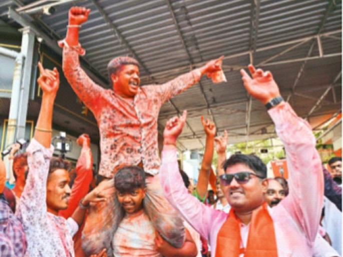 Both Shiv Sena Mumbai bosses; Waikars won the elections and Kirtikars won the hearts  | Maharashtra Lok Sabha Election Result 2024 : दोन्ही शिवसेना मुंबईच्या बॉस; वायकरांनी निवडणूक तर कीर्तिकरांनी मनं जिंकली  Both Shiv Sena Mumbai bosses; Waikars won the elections and Kirtikars won the hearts  | Maharashtra Lok Sabha Election Result 2024 : दोन्ही शिवसेना मुंबईच्या बॉस; वायकरांनी निवडणूक तर कीर्तिकरांनी मनं जिंकली