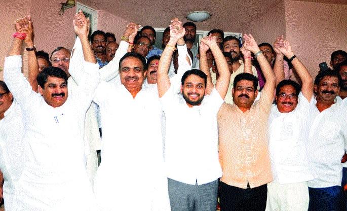 In Sangli, the municipal alliance's boys finally compromised ... Congress 40, NCP 29 seats: | सांगलीमध्ये महापालिका आघाडीचे घोडे अखेर तडजोडीत न्हाले...काँग्रेसला ४०, राष्ट्रवादीला २९ जागा : In Sangli, the municipal alliance's boys finally compromised ... Congress 40, NCP 29 seats: | सांगलीमध्ये महापालिका आघाडीचे घोडे अखेर तडजोडीत न्हाले...काँग्रेसला ४०, राष्ट्रवादीला २९ जागा :