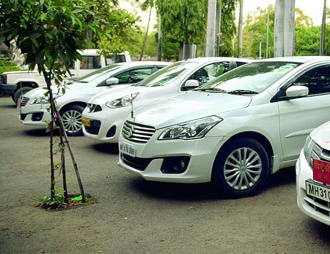 Hundreds of officials,s vehicles have been attached : FIR will be lodged on 40 officers | दीडशेवर अधिकाऱ्यांची वाहने भररस्त्यात घेतली ताब्यात : ४० अधिकाऱ्यांवर होणार गुन्हे दाखल Hundreds of officials,s vehicles have been attached : FIR will be lodged on 40 officers | दीडशेवर अधिकाऱ्यांची वाहने भररस्त्यात घेतली ताब्यात : ४० अधिकाऱ्यांवर होणार गुन्हे दाखल